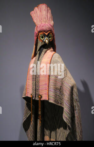 Moda nativo ora mostra presso lo Smithsonian National Museum of American Indian, NYC Foto Stock