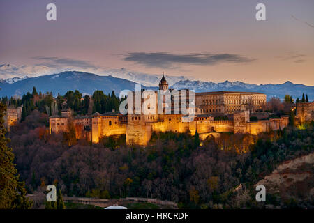 Alhambra di Granada e la Sierra Nevada, Granada, Andalusia, Spagna, Europa Foto Stock