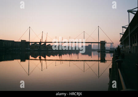 Royal Victoria Bridge al tramonto, al Royal Victoria Dock, East London REGNO UNITO Foto Stock
