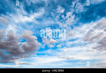 Drammatico sfondo con cielo nuvoloso Foto Stock