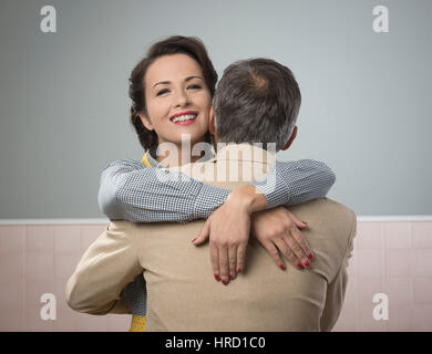 Felice coppia vintage anni cinquanta style sorridente e avvolgente Foto Stock
