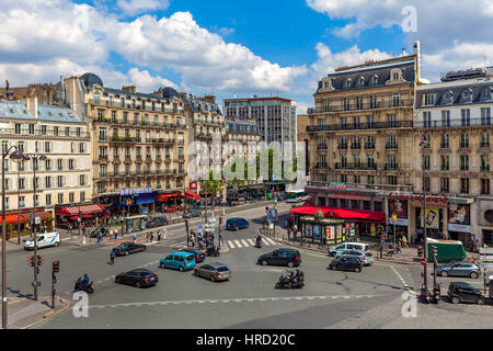 Parigi, Francia - 25 Maggio 2016: Vista di edificio in stile tipico parigino e boulevard du Montparnasse di Parigi - la capitale e la città più popolosa della Francia, su Foto Stock