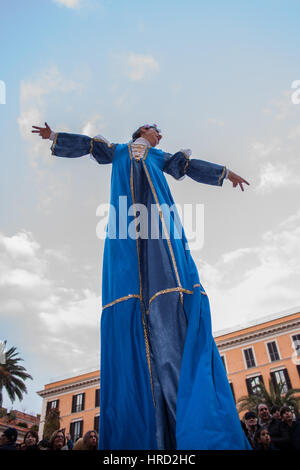 Immagini del carnevale romano, tenutasi in Piazza del Popolo a Roma, con lo spettacolo di il più grande spettacolo di cavalli in Europa,e Lancieri di Montebello Foto Stock