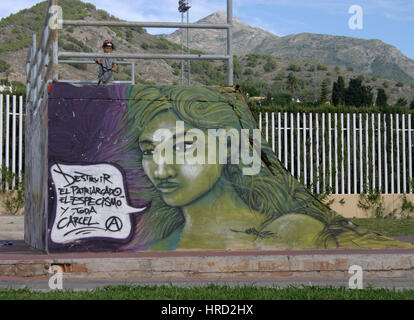 Graffiti anarchici spagnoli in uno skatepark di Nerja, Malaga, Andalusia, Spagna Foto Stock
