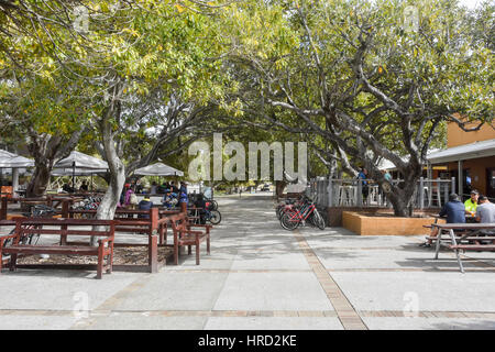 I turisti in zona salotto all'aperto con ristoranti e deposito bici al Rottnest Island in Australia Occidentale. Foto Stock