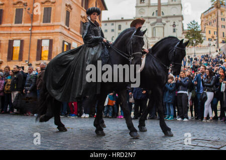 Immagini del carnevale romano, tenutasi in Piazza del Popolo a Roma, con lo spettacolo di il più grande spettacolo di cavalli in Europa,e Lancieri di Montebello Foto Stock