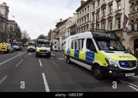 La Metropolitan Police furgoni arresto seguente Trump & Brexit Arresto di manifestanti a Whitehall, Westminster, London, Regno Unito. Foto Stock