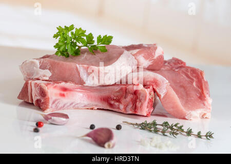 Materie fettine di maiale carne isolato su bianco Foto Stock