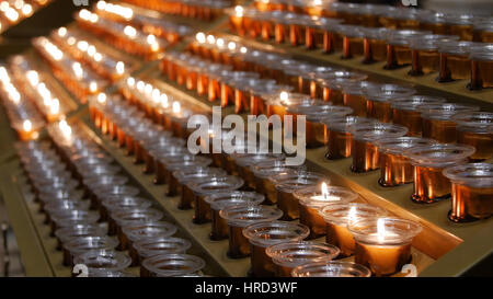 Molte candele accese con profondità di campo Foto Stock
