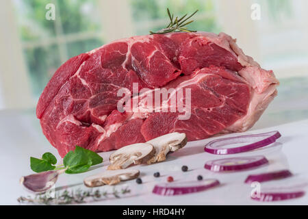Non cotte stinco di organico della carne di manzo isolato Foto Stock