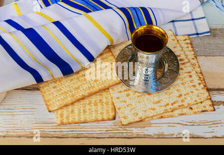 Stilllife con vino e pane azzimo pasqua ebraica pane Foto Stock