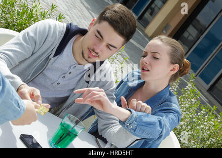 Coppia giovane pagare bevande presso il bar con terrazza Foto Stock