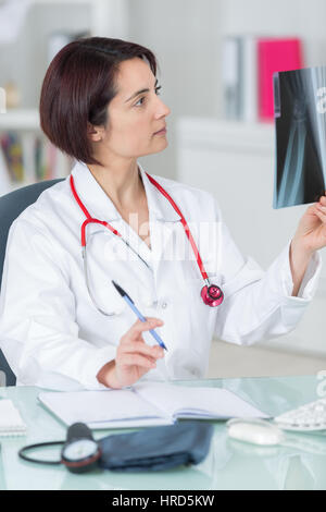Immagine di donna attraente medico cerchi a raggi x risultati Foto Stock