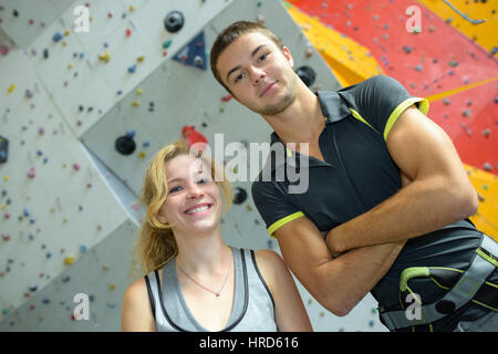 Climber di parete in posa Foto Stock