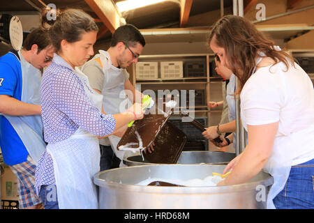 Giovani pellegrini facendo i piatti. Taize comunità ecumenica. Foto Stock