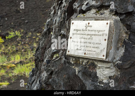 Penisola di Kamchatka, Russia - 20 agosto 2016: una lapide commemorativa in onore dei vulcanologi hanno studiato a Nord svolta grande fessura Tolbachik Foto Stock