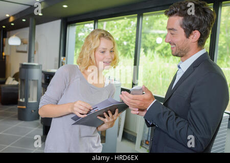 Nella combustione del legno store Foto Stock