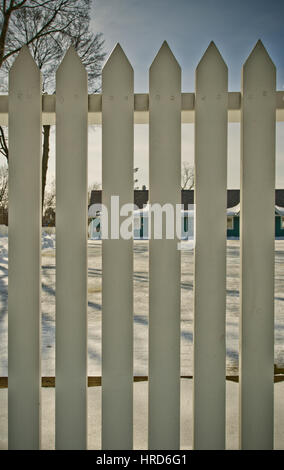 White staccionata in legno di Oakville Club prato verde Foto Stock