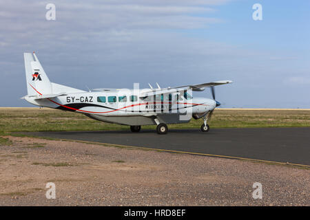 Serengeti, Kenya 07 gennaio 2013 un aereo della compagnia aerea di Airkenya si trova in un parco nazionale Serengeti Foto Stock