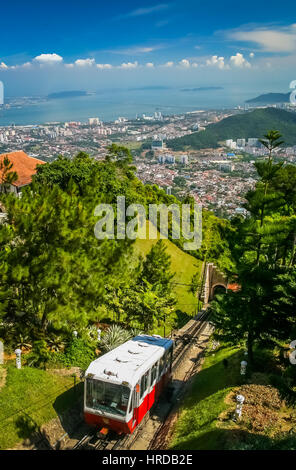 Famoso funnicular salendo su per la collina Pennang in Malesia con viste spettacolari dalla parte superiore Foto Stock