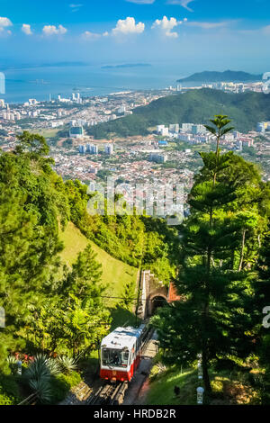 Famoso funnicular salendo su per la collina Pennang in Malesia con viste spettacolari dalla parte superiore Foto Stock