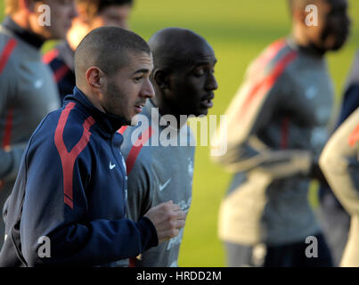 20110324: LUSSEMBURGO, LUSSEMBURGO : Francese National Soccer team di giocatori Karim Benzema (L) durante una sessione di formazione al Sima Barthel Stadium, in lux Foto Stock