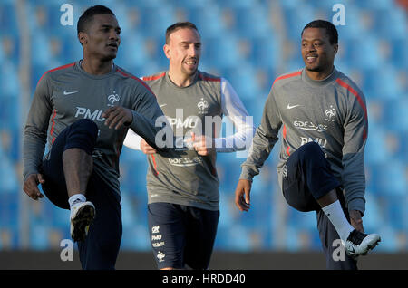 20110324: LUSSEMBURGO, LUSSEMBURGO : Francese National Soccer team di giocatori Florent Malouda (L) Franck Ribery (C) e Patrice Evra (R) durante un corso di formazione se Foto Stock