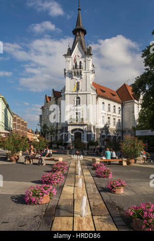 Kaposvar, Kossuth Square e il Municipio, Ungheria,l'Europa.Kaposvar è la capitale della contea di Somogy con una vivace vita culturale e ricchi programmi d'arte. Foto Stock