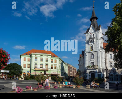 Kaposvar, Kossuth Square e il Municipio, Ungheria,l'Europa.Kaposvar è la capitale della contea di Somogy con una vivace vita culturale e ricchi programmi d'arte. Foto Stock