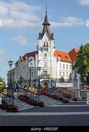 Kaposvar, Kossuth Square e il Municipio, Ungheria,l'Europa.Kaposvar è la capitale della contea di Somogy con una vivace vita culturale e ricchi programmi d'arte. Foto Stock