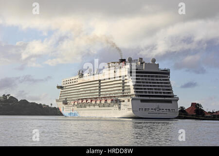 Norwegian Cruise Line nave Norwegian Breakaway, ormeggiata in porto, Castries, St Lucia Foto Stock