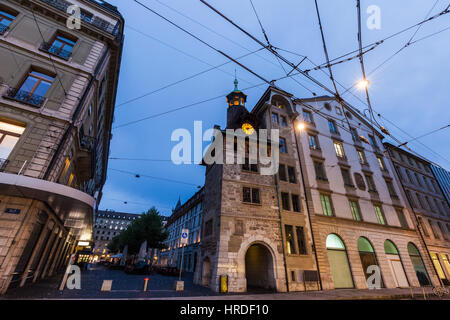 Molard Tower a Ginevra visto durante la notte. Ginevra, Svizzera. Foto Stock