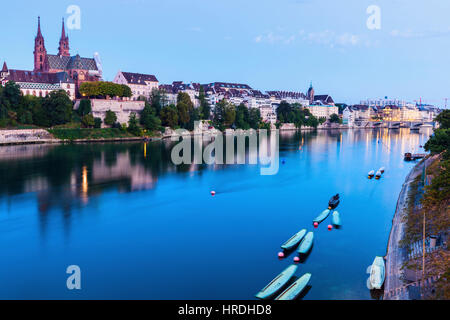 Architettura di Basilea lungo il fiume Reno. Basilea, Basilea Città, Svizzera. Foto Stock