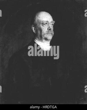 Il ritratto di Franz von Lenbach di otto von Bismarck è una rappresentazione impressionante dello statista tedesco, catturando la sua presenza e autorità dominante. L'uso di luce e ombra da parte di Lenbach, insieme ai suoi minuziosi dettagli, mette in evidenza la forte personalità e l'importanza politica di Bismarck. Il ritratto è un'opera iconica dell'arte tedesca del XIX secolo, che riflette l'influenza di Bismarck sulla storia e la politica tedesche. Foto Stock