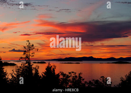 Tramonto attraverso lo Stretto di Georgia verso le isole Winchelsea e oltre da Nanaimo, Isola di Vancouver, BC, Canada Foto Stock