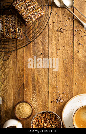 Fudgy brownie con dadi e caramello Foto Stock
