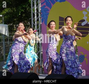 KAOHSIUNG, Taiwan -- Aprile 23, 2016: un gruppo di ballerini non identificato esegue una danza hawaiana al 1° Pacific Rim Ukulele Festival, una all'aperto gratuito Foto Stock