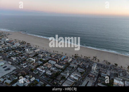 Los Angeles, California, Stati Uniti d'America - 21 Luglio 2016: dopo il tramonto antenna di Venice Beach e oceano nella città di Los Angeles. Foto Stock