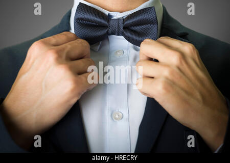 Chiudere fino a un uomo sul blu navy tuta e il filtro bow tie Foto Stock