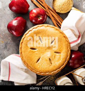 La torta di mele in una cassa di legno Foto Stock