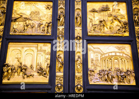 Il dorato porte in bronzo raffiguranti scene del Vecchio Testamento del Battistero di Firenze Italia Foto Stock