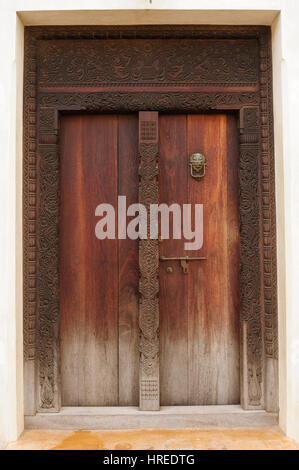 Tradizionale in legno intagliato porta nella città di Lamu, Kenya Foto Stock