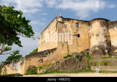 Mura difensive di Fort Jesus costruito nel centro della città di Mombasa in Kenya Foto Stock