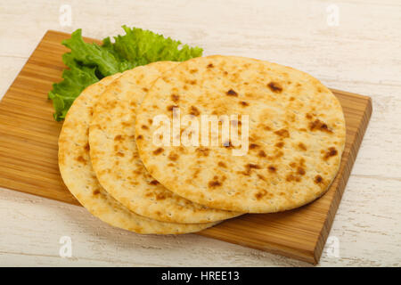 Pane Pita con insalata su uno sfondo di legno Foto Stock