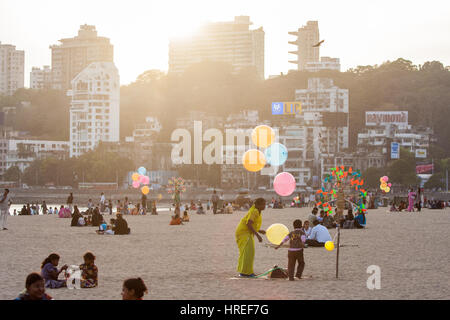 Mulino a vento,giocattoli,per,vendita,Arabian,mare,indiana, famiglia,raccogliere,per,Tramonto,a,Chowpatty,Beach,a,Mumbai,Bombay,Maharashtra, stato,l'India,Indian,Asia,asiatica, Foto Stock