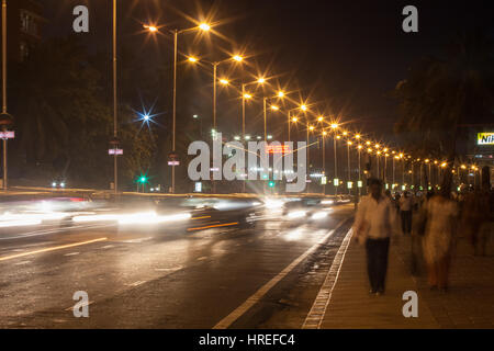 Mulino a vento,giocattoli,per,vendita,Arabian,mare,indiana, famiglia,raccogliere,per,Tramonto,a,Chowpatty,Beach,a,Mumbai,Bombay,Maharashtra, stato,l'India,Indian,Asia,asiatica, Foto Stock