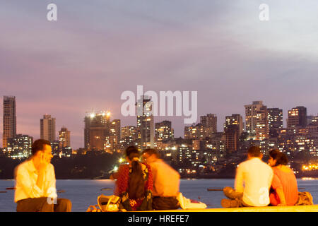 Mulino a vento,giocattoli,per,vendita,Arabian,mare,indiana, famiglia,raccogliere,per,Tramonto,a,Chowpatty,Beach,a,Mumbai,Bombay,Maharashtra, stato,l'India,Indian,Asia,asiatica, Foto Stock