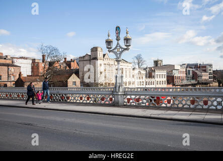 Una giovane famiglia attraversando a piedi il Ponte Lendal in York,l'Inghilterra,UK Foto Stock