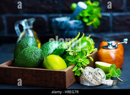 Frutta e verdura fresche su un tavolo Foto Stock