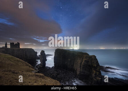 Notte cielo sopra il castello Sinclair, Girnigoe, Caithness Foto Stock